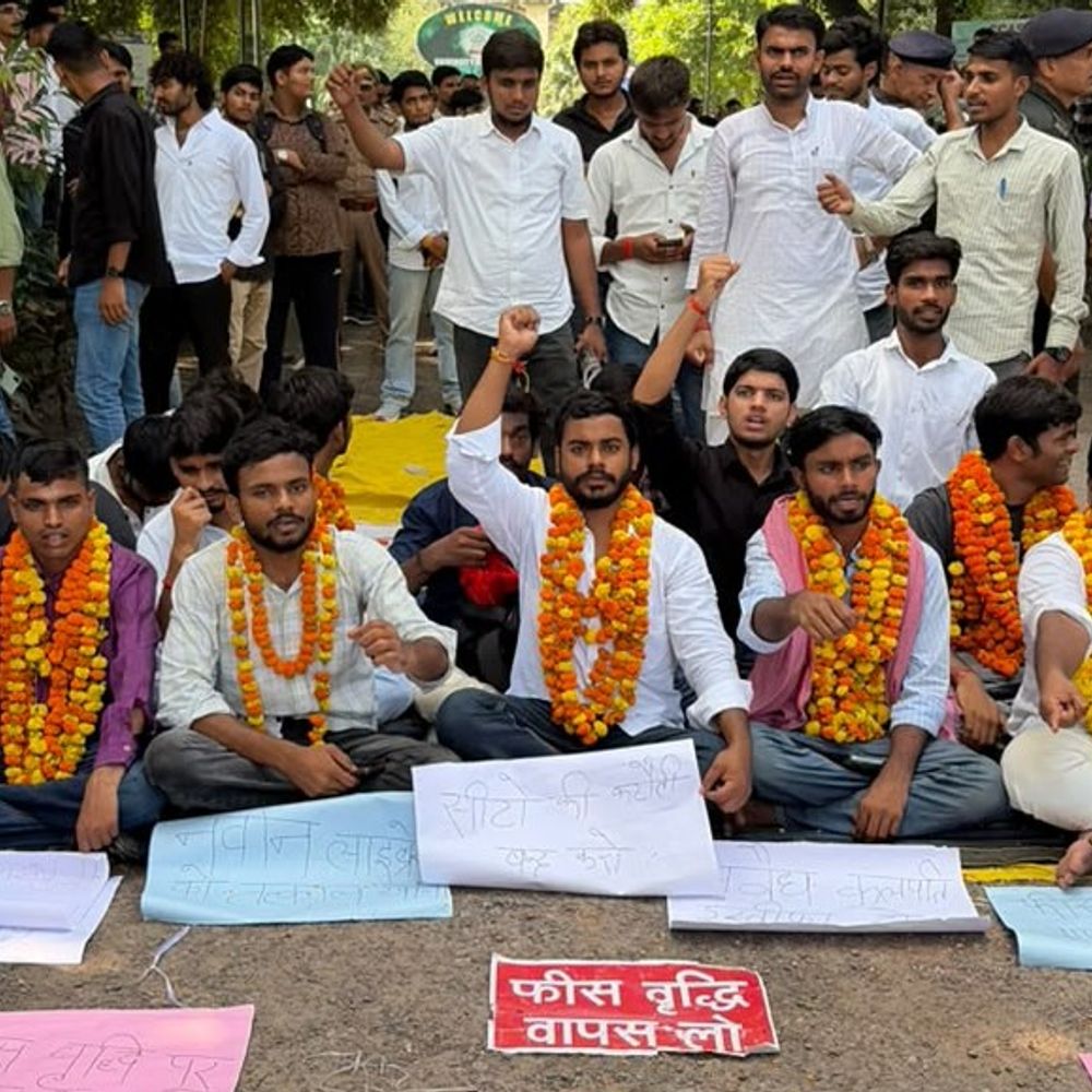 इविवि में 3 दिन से 8 छात्र भूख हड़ताल पर:छात्र बोले- 650% फीस वृद्धि और 54% सीट कटौती की गई
