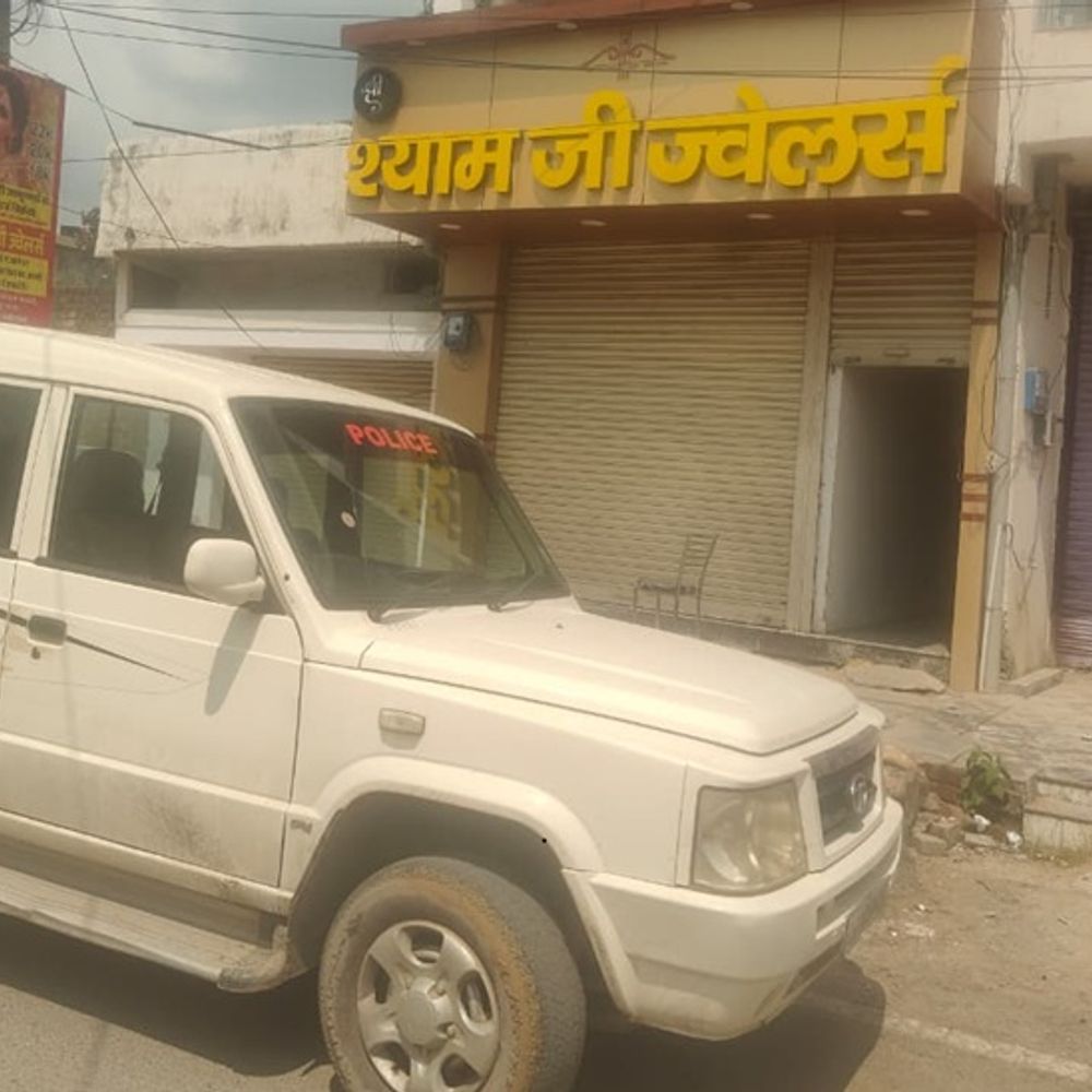 अंबिकापुर में ज्वेलरी दुकान में चोरी,छत के रास्ते घुसा आरोपी:डेढ़ लाख के चांदी के गहने एवं आर्टिफिशियल सामान गायब, स्क्वायड का डॉग भी भटका