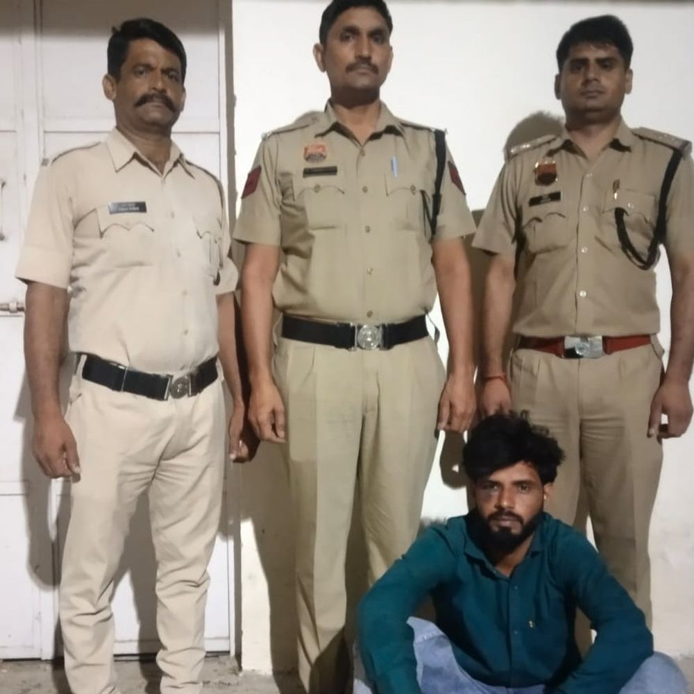 नारनौल में अवैध हथियार के साथ युवक गिरफ्तार:पुलिस को देखकर गली में मुड़ा युवक, जेब से निकालकर फेंका कट्टा; तलाशी में मिले दो जिंदा कारतूस