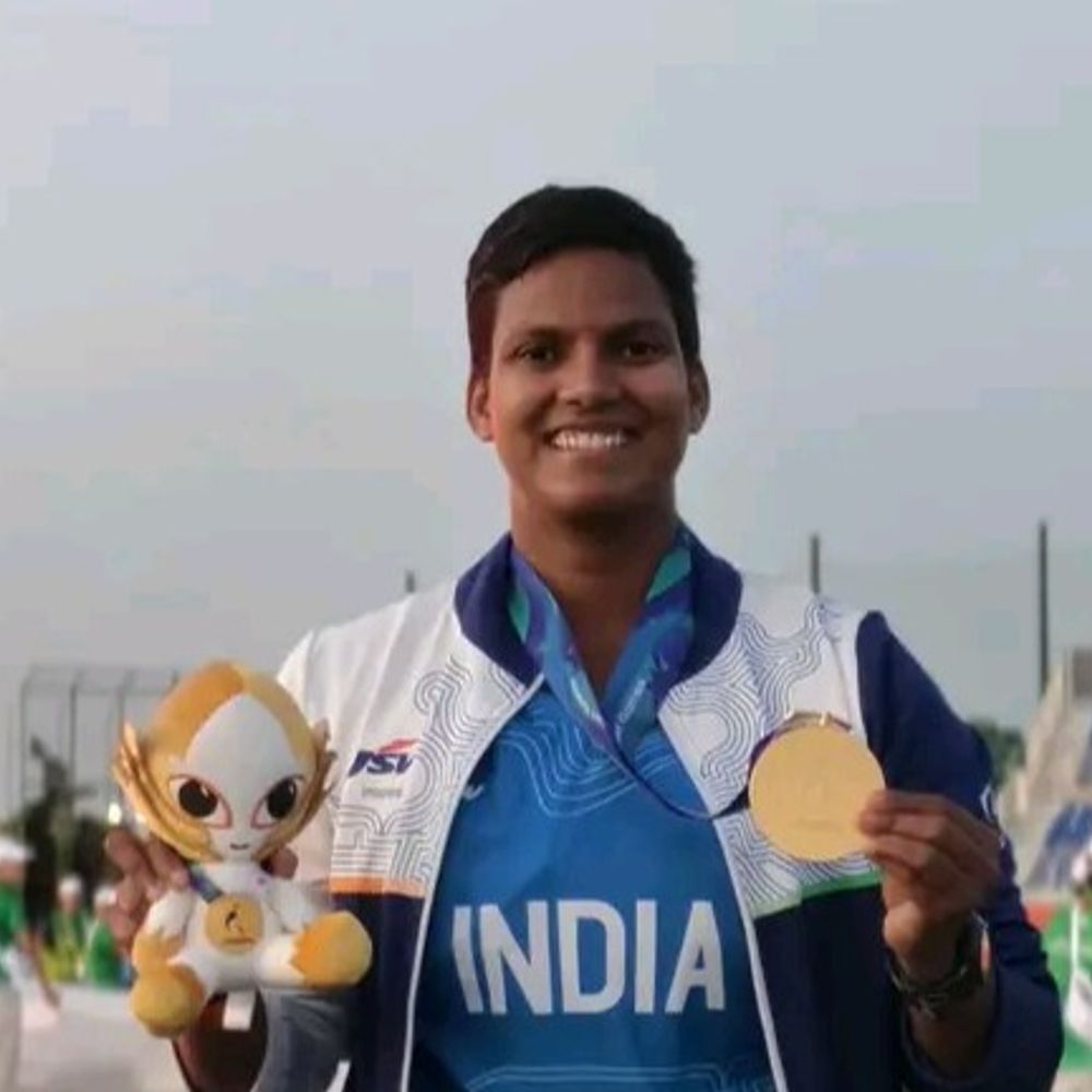 एशियन गेम्स का गोल्ड जीतकर घर पहुंचीं दीप्ति शर्मा:आगरा में मां ने कढ़ी-चावल बनाकर खिलाया, हनुमान मंदिर में पूजा कर बेंगलुरु रवाना