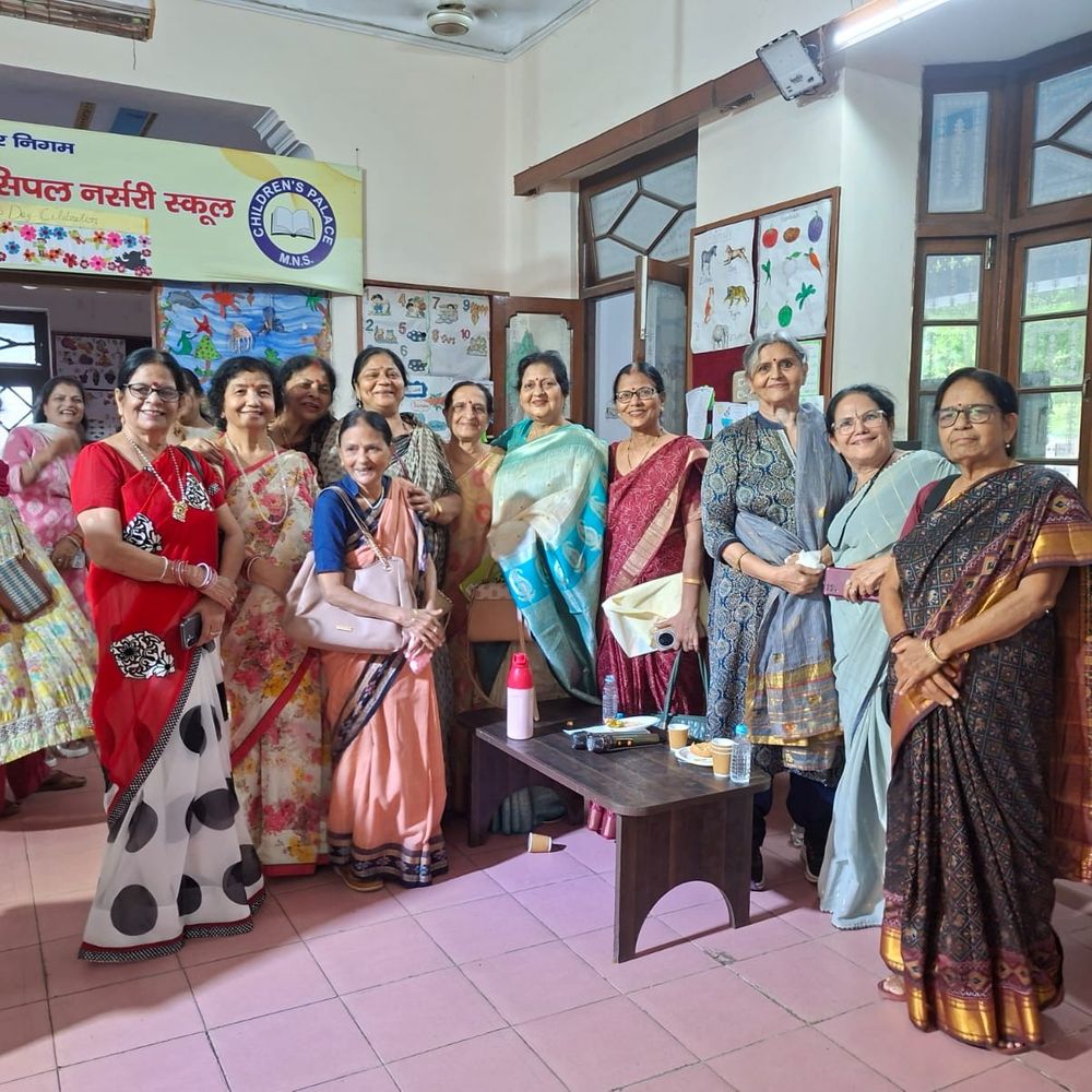 लखनऊ वीमेन्स एसोसिएशन का कार्यक्रम:पितृपक्ष में सुरों से दी श्रद्धांजलि, दिवंगत सदस्यों को किया याद