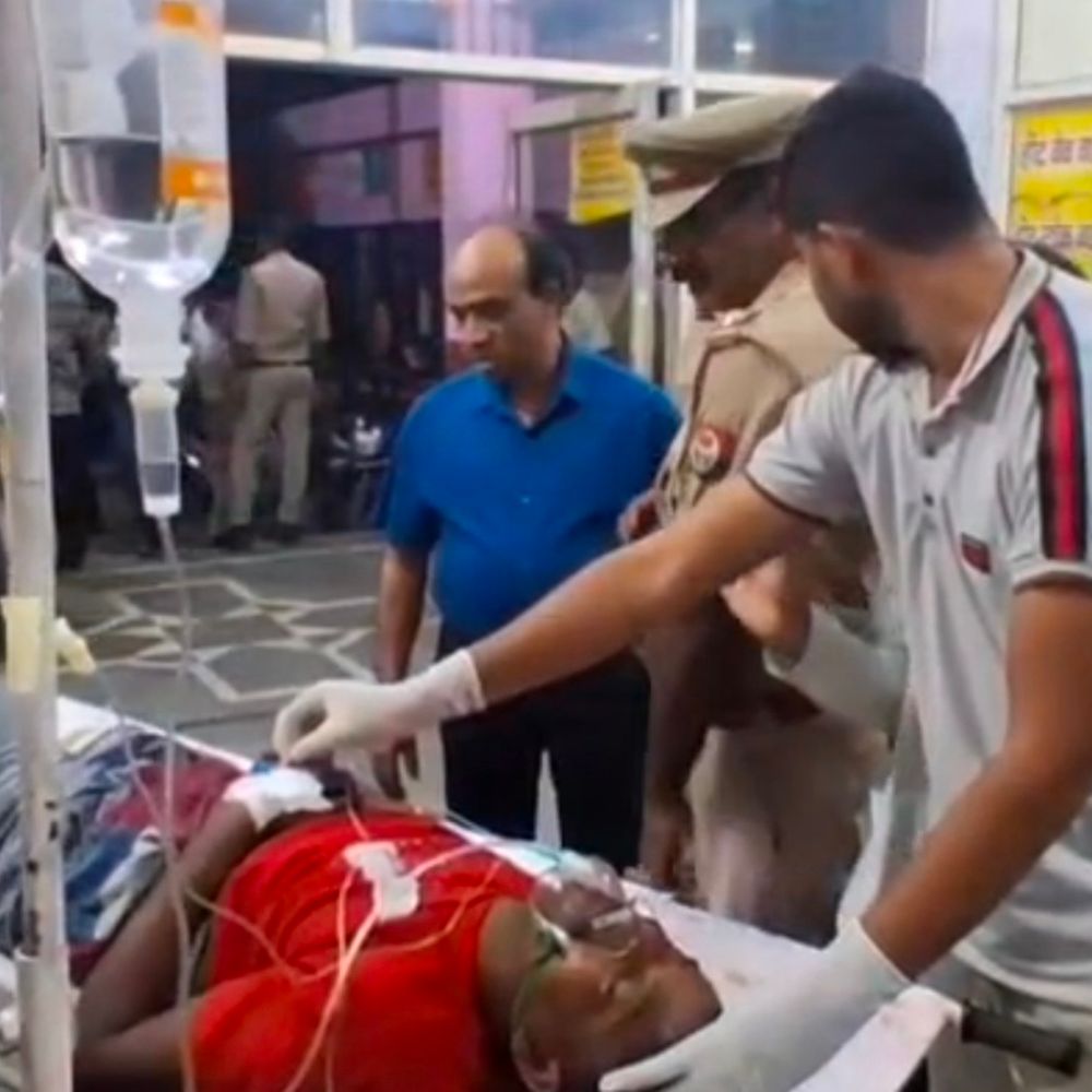 डीसीएम की टक्कर से 2 दोस्तों की मौत:बाइक को 200 मीटर घसीटा, कार को ओवरटेक करने के चक्कर में हादसा