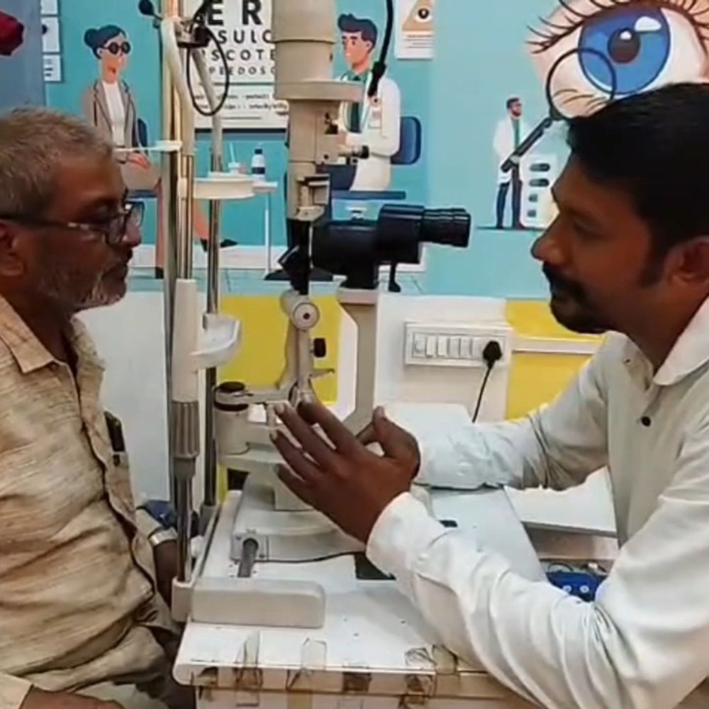 महोबामें लगा मुफ्त नेत्र शिविर, 48 मरीजों की जांच:एमएलसी ने किया शुभारंभ, चश्मे-दवाएं बांटीं, मोतियाबिंद के मरीज रेफर