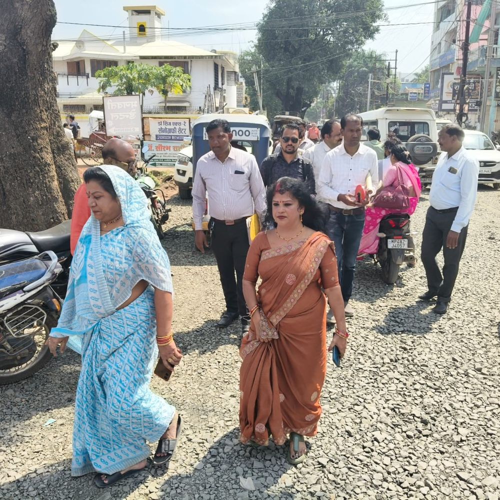 7 करोड़ की सड़क पर अतिक्रमण और नाली का विवाद:व्हाइट टॉपिंग सड़क की साइड क्लियर नहीं, एलाइनमेंट बना अड़चन
