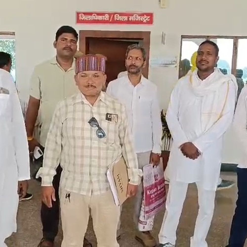 पूर्व चेयरमैन पर सभासदों के लेटर पैड का गलत इस्तेमाल:डीएम से शिकायत, जमीन हड़पने और रास्ता बंद करने का भी आरोप; जांच की मांग