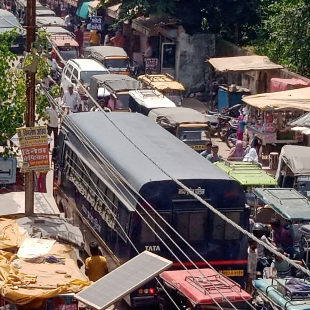 सतना जिला अस्पताल के गेट पर भीषण जाम:मरीज लेकर पहुंची एम्बुलेंस 15 मिनट फंसी, ठेले-गुमटी और ऑटो से बढ़ी परेशानी; कार्रवाई के बाद फिर कब्जे