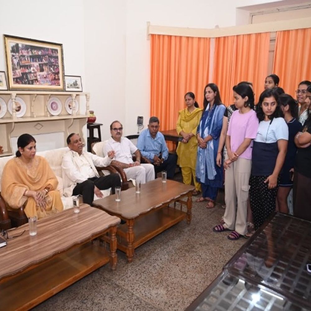 लखनऊ यूनिवर्सिटी में मेस बंद करने का आदेश वापस:कैलाश गर्ल्स हॉस्टल पहुंचे कुलपति, अब छात्राएं खुद करेंगी खाने की निगरानी