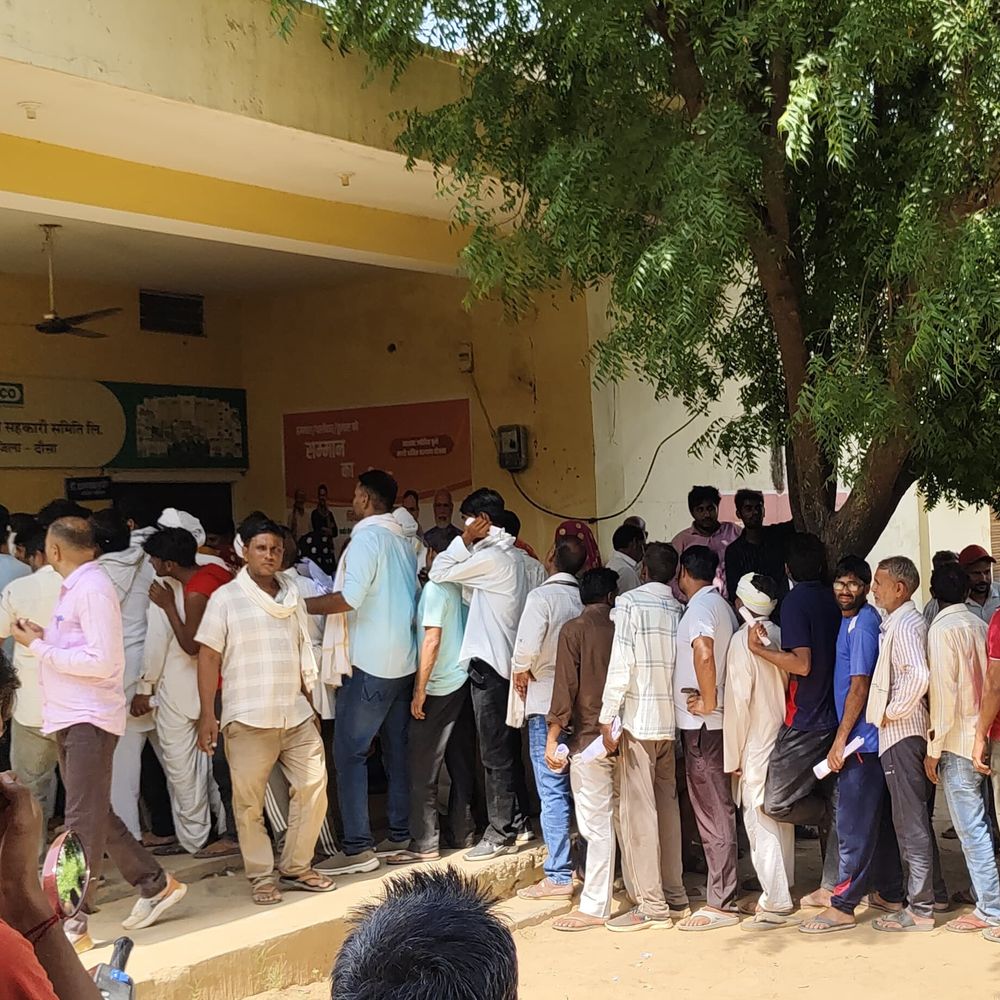 दौसा में खाद के लिए किसानों की लाइनें लगी:600 बैग DAP खाद के पहुंचे थे, बुजुर्ग और महिलाओं को हुई परेशानी