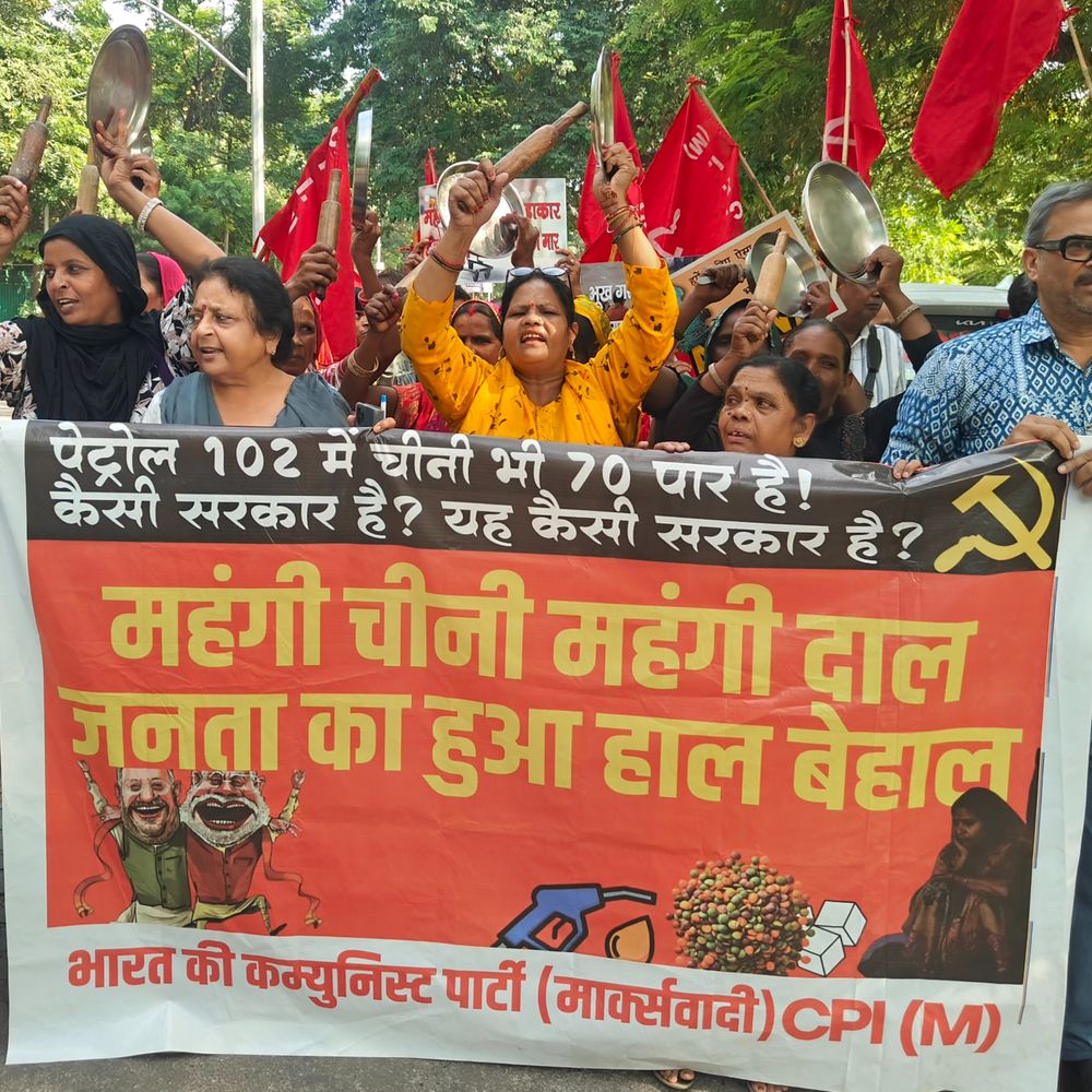 बेलन से थाली बजाते हुए महिलाओं ने रैली निकाली:लखनऊ में कलेक्ट्रेट के सामने प्रदर्शन, बोलीं- इस महंगाई में सूखी रोटी भी मुश्किल