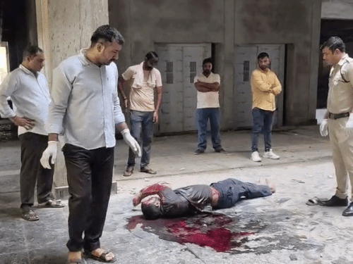 बहादुरगढ़ निर्माणाधीन 6 मंजिला बिल्डिंग में युवक का शव:अस्पताल परिसर में ग्राउंड फ्लोर पर खून से लथपथ मिला बिट्टू; 3-4 मंजिल से गिरने की आशंका