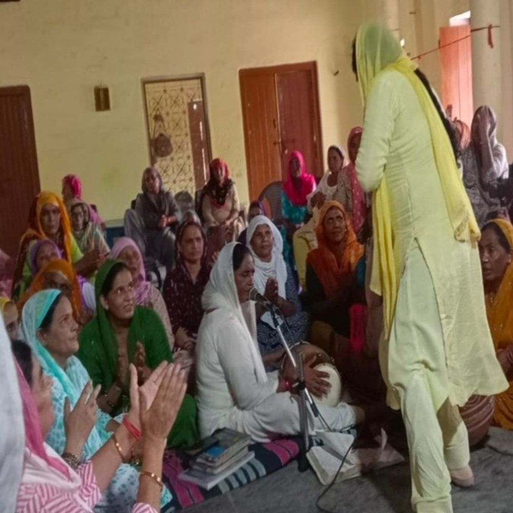 ढोलक की थाप पर गूंजते लोकगीत:झज्जर तलाव में महिलाओं को मिला अपना मंच,महिला संस्कृति केंद्र में गीत-संगीत के साथ हुनर निखार रहीं महिलाएं