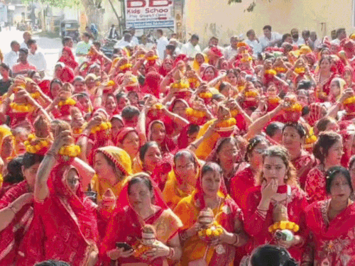 इंद्रेश उपाध्याय बोले- जीवन जीने का सूत्र है भागवत कथा:कलश यात्रा निकली, महिलाओं ने मंगल गीत गाए; कल कपिल-ध्रुव चरित्र की कथा