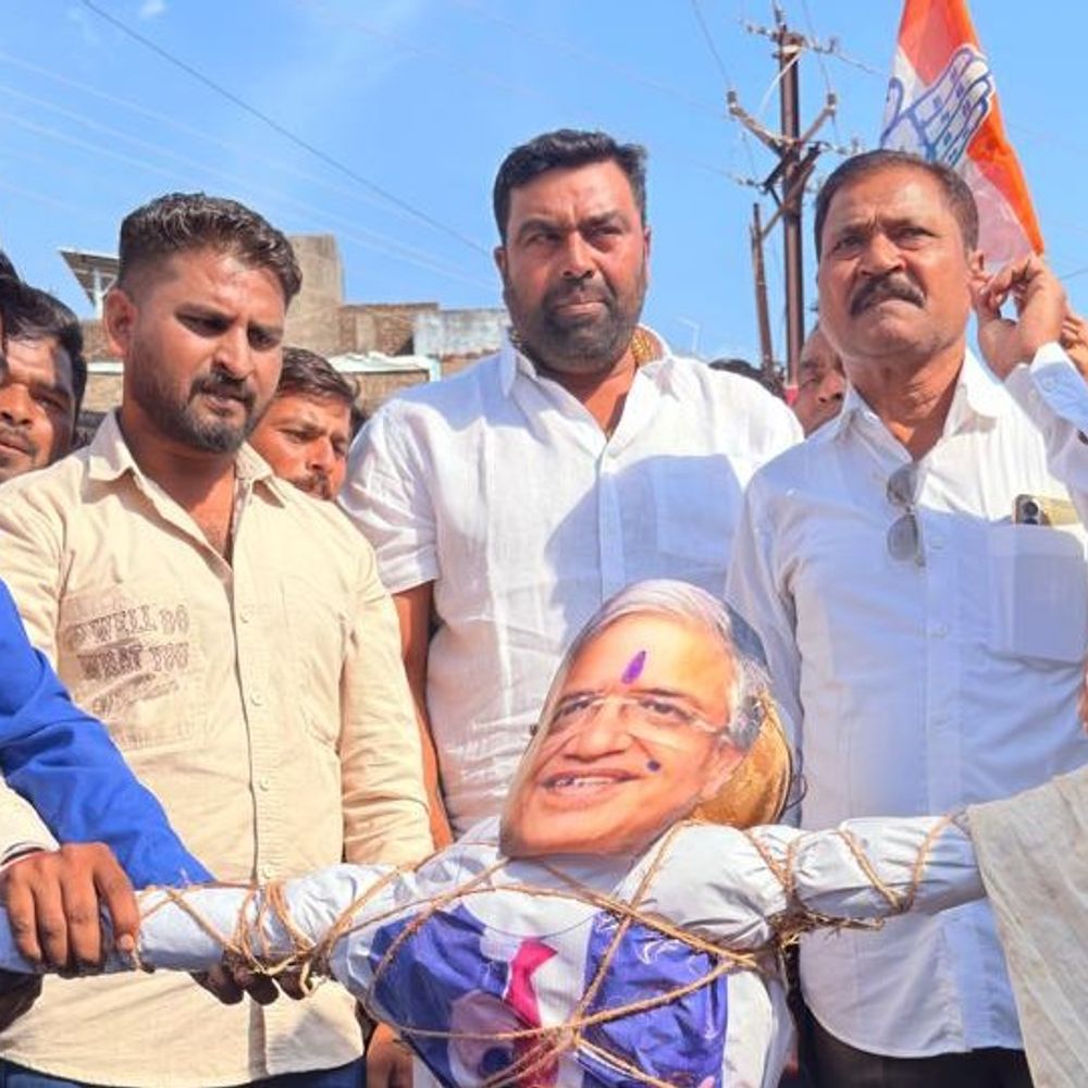 युवा कांग्रेस ने चुनाव आयुक्त का पुतला फूंका:छिंदवाड़ा में जिला अध्यक्ष बोले- EVM की जगह बैलेट पेपर से हो मतदान