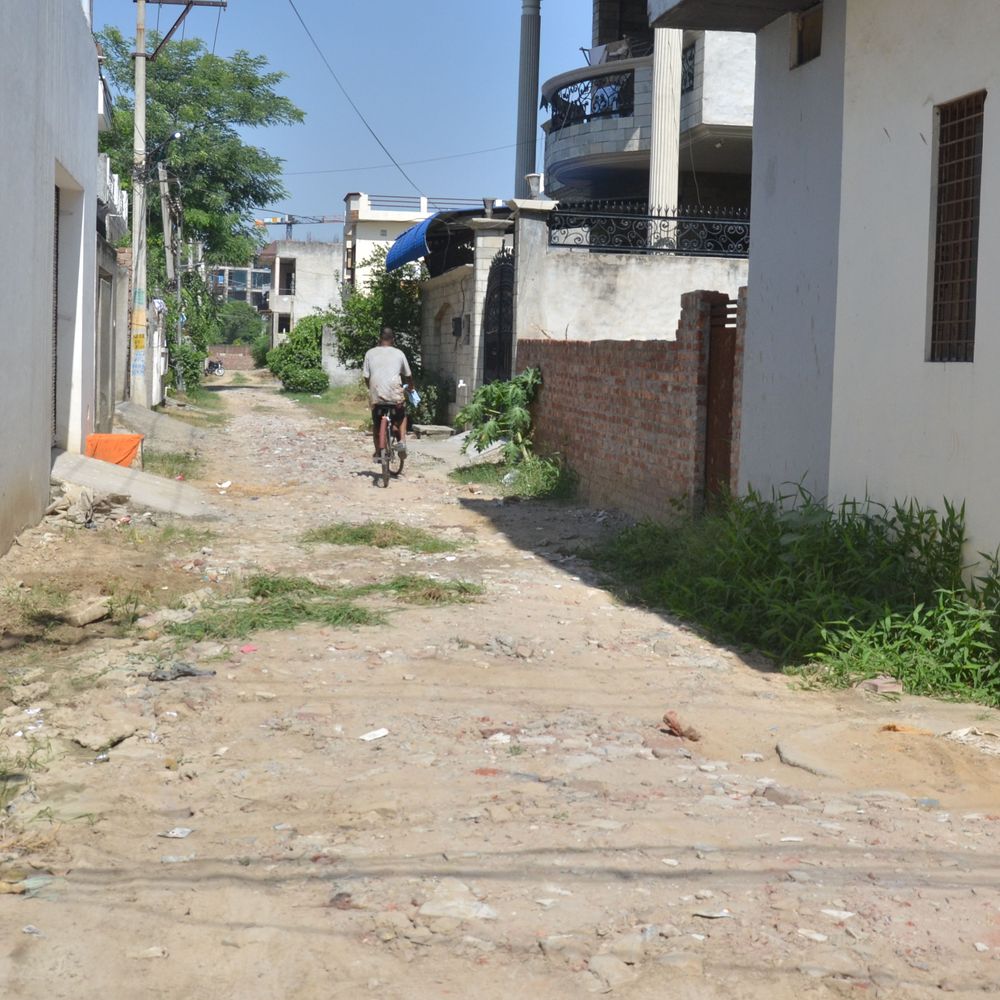 बाबा बुड्ढा जी एवेन्यू: 2 साल पहले सीवरेज डाला था, कई गलियां अब तक अधूरी