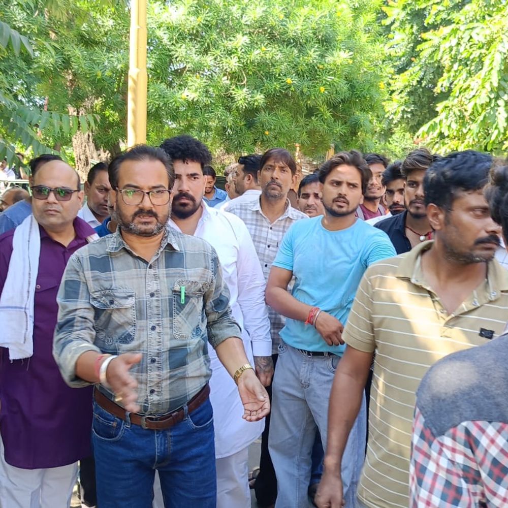 सुसाइड अटेम्प्ट केस:परिजनों का वाल्मीकि नेता पर पर्चे की मांग को लेकर थाने के बाहर प्रदर्शन