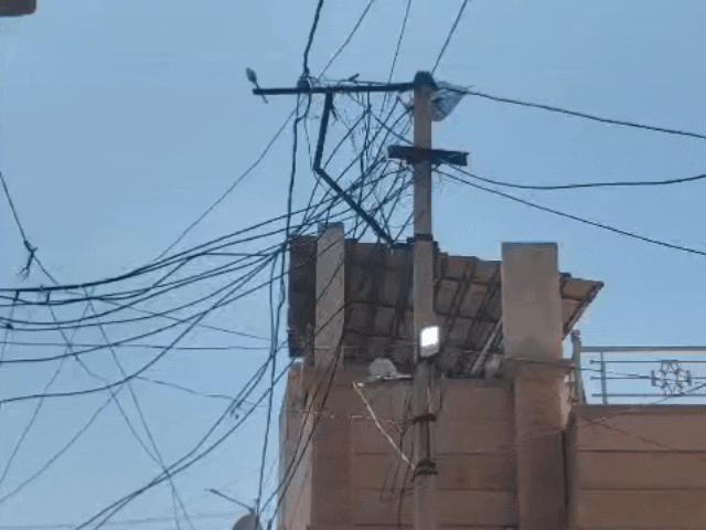 नागौर शहर में मकानों-दुकानों के ऊपर झूल रहे तार:लोग बोले- विभाग को शिकायत कर चुके, समाधान नहीं हो रहा