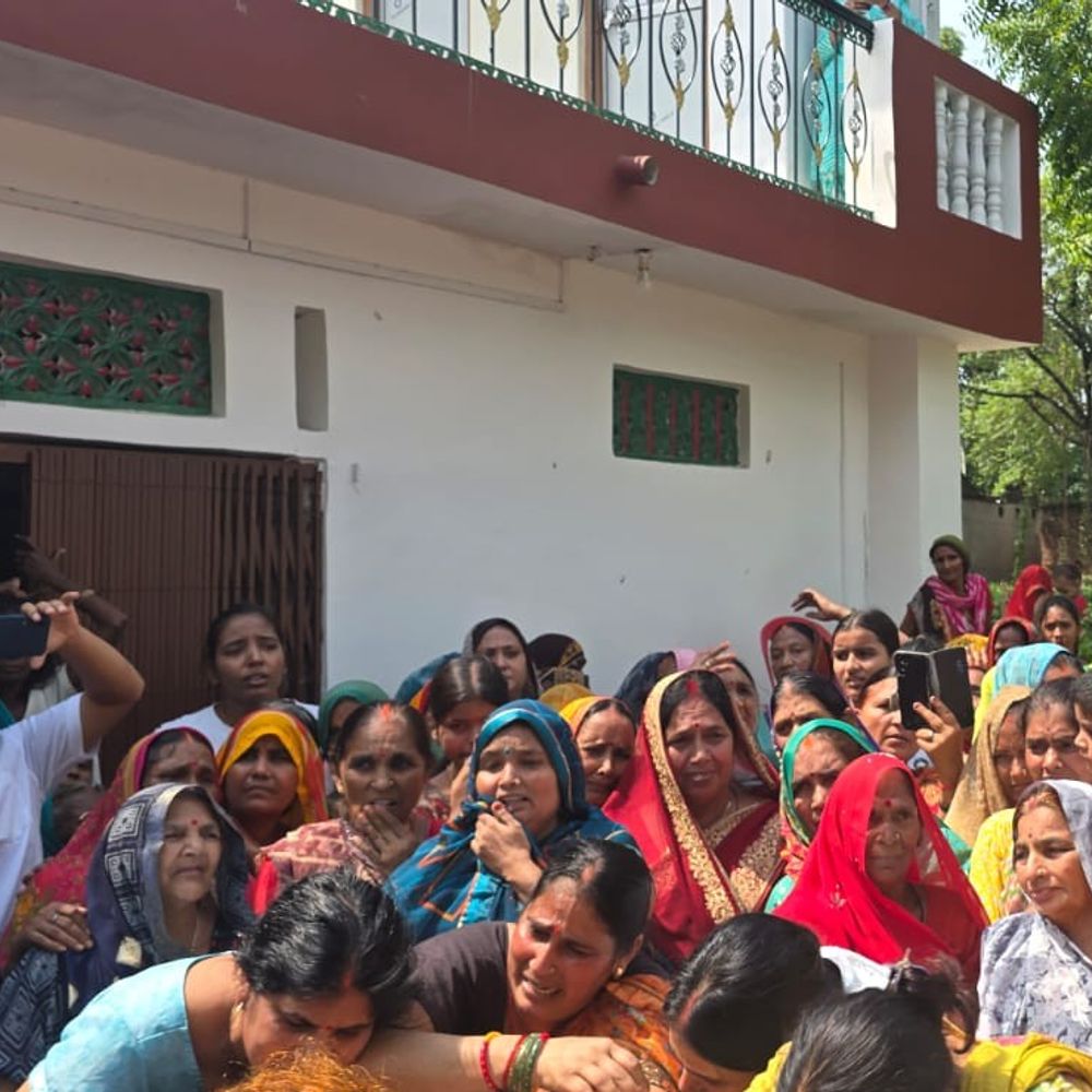 असिस्टेंट कमांडेंट की लाश से लिपटकर रोइ मां:अंबेडकरनगर में तिरंगे के साथ अंतिम संस्कार, जम्मू-कश्मीर में गोलीबारी में गई थी जान