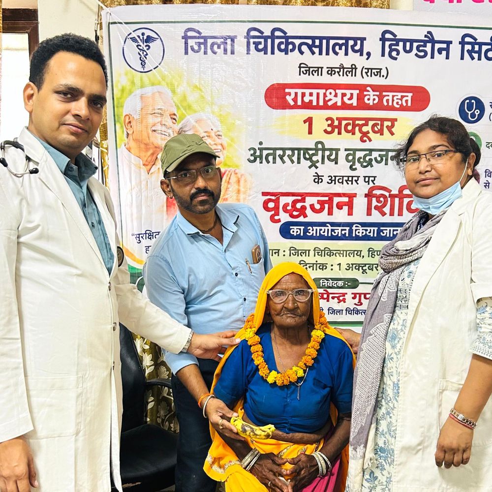 करौली और सपोटरा में वृद्धजन दिवस पर स्वास्थ्य जांच शिविर:बुजुर्गों की हुई स्क्रीनिंग, आयुर्वेद और योग का संदेश भी दिया गया