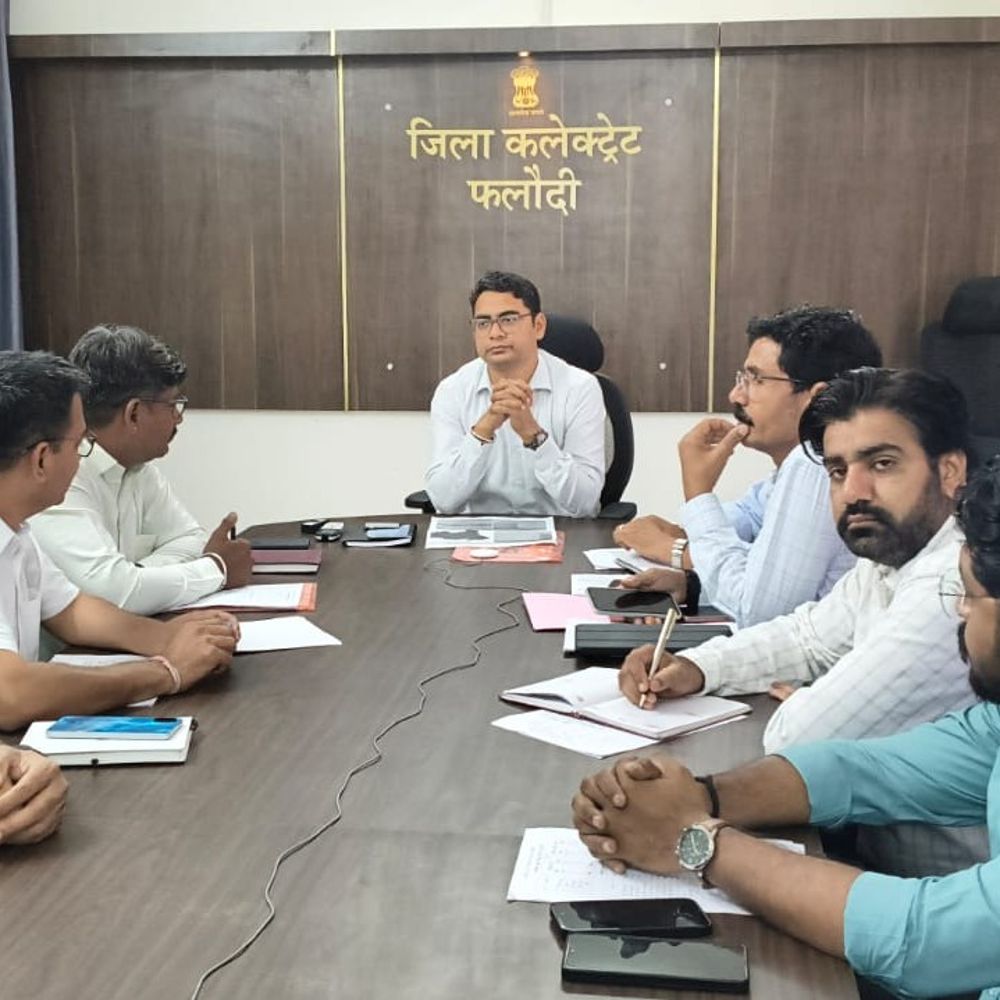 फलोदी कलेक्टर ने कृषि योजनाओं की समीक्षा बैठक की:बोले- उर्वरक वितरण ठीक तरीके से हो, डीएपी की जगह एसएसपी के उपयोग पर जोर दिया