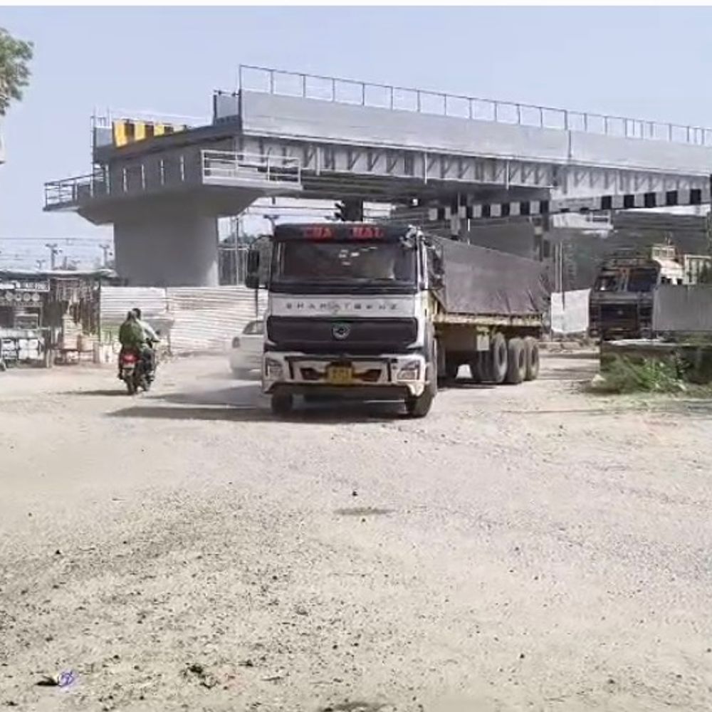 निवाड़ी में भारी वाहनों की नो-एंट्री का आदेश बेअसर:कलेक्टर ने लगाया था प्रतिबंध, पहले ही दिन उड़ गई आदेश की धज्जियां