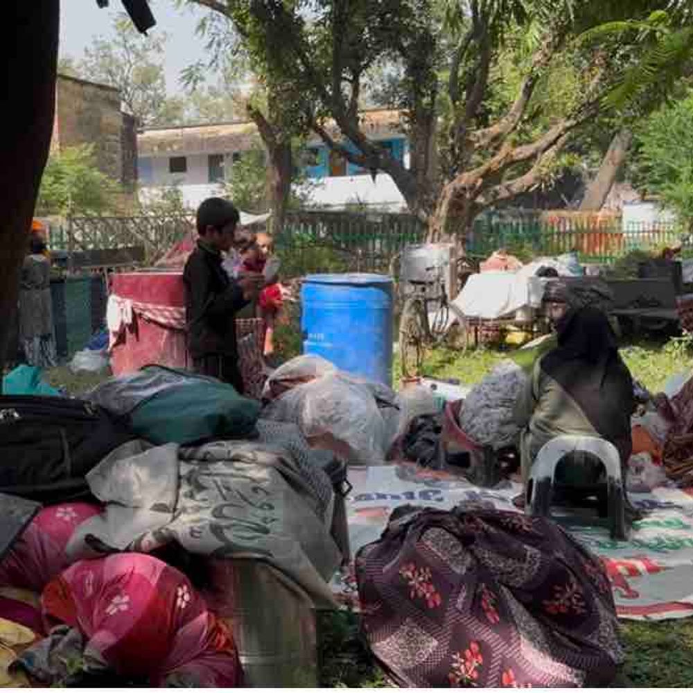 कानपुर में 700 परिवारों पर बेघर का संकट:बस्ती में पहुंची जेसीबी, पूर्व विधायक ने रुकवाई कार्रवाई; 15 दिन का मिला समय