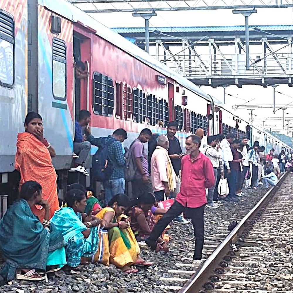 पांच घंटे लेट भागलपुर-दानापुर इंटरसिटी, धनौरी में घंटों रही खड़ी
