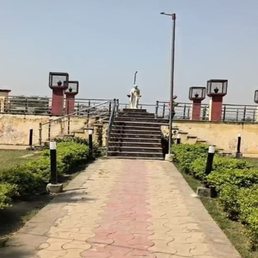 शाहजहांपुर में गांधी पार्क बदहाल, प्रतिमा से छतरी गायब:गांधी जयंती से पहले अनदेखी, झूले-बेंच टूटे और नाम भी मिट गया
