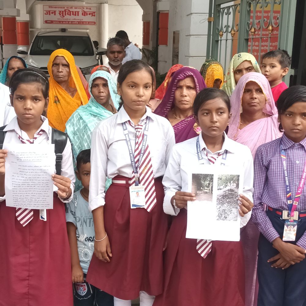 सार्वजनिक रास्ता बंद होने से स्कूली बच्चों की राह मुश्किल:जौनपुर में DM से लगाई गुहार, स्कूल जाने में बच्चों को हो रही परेशानी
