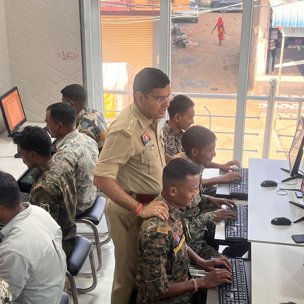 माओवादियों से लड़ने वाले DRG जवान सीख रहे कंप्यूटर:सुकमा में साइबर पुलिसिंग,CCTNS और डिजिटल ट्रेनिंग के लिए 50 जवानों को किया जा रहा प्रशिक्षित
