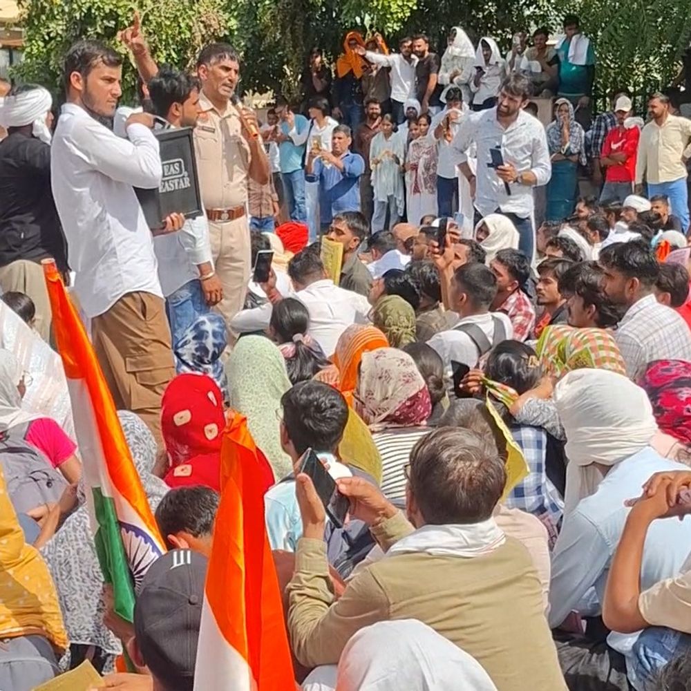 CET पास युवाओं ने लघु सचिवालय के सामने लगाया जाम:हिसार में 11 दिन से दे रहे धरना, बोले-मौखिक आश्वासन से धरना खत्म नहीं करेंगे