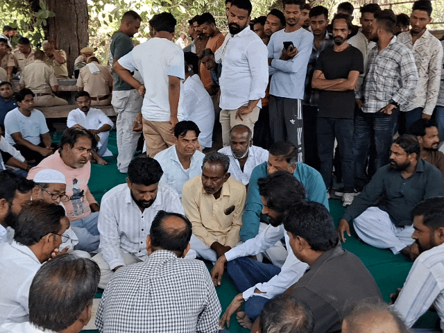 पुलिस को देख तीसरी-मंजिल से कूदा था युवक,धरने पर परिजन:परिवार की मांग- 1 करोड़ का मुआवजा और सरकारी नौकरी दी जाए
