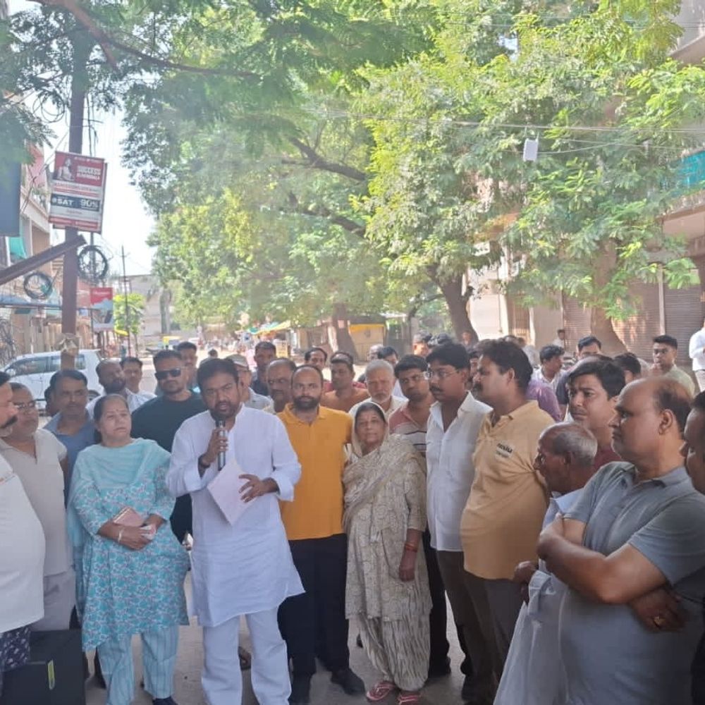 40 साल पुरानी कॉलोनी में व्यावसायिक इस्तेमाल पर कार्रवाई:हाउसिंग बोर्ड ने 6 मकानों की लीज रद्द की, 24 को नोटिस; आक्रोशित लोग विरोध में उतरे