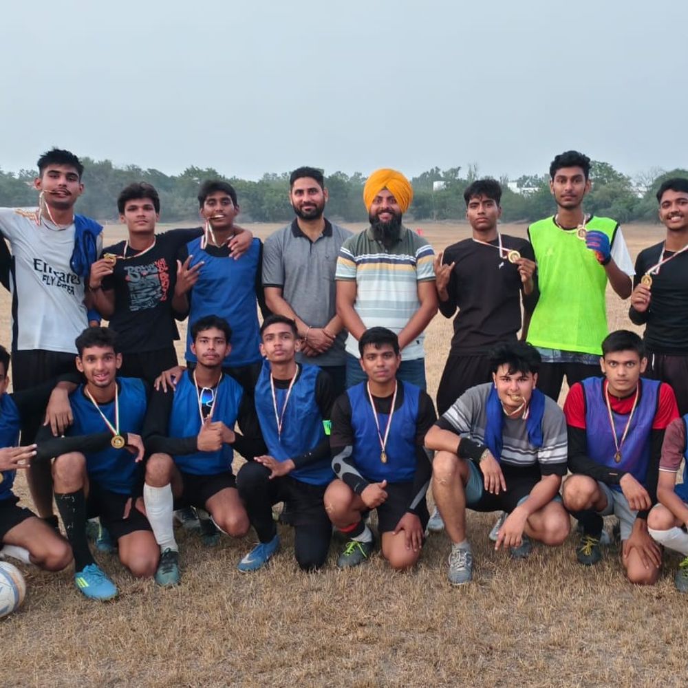 एपीएस फिरोजपुर ने जीता फुटबॉल फाइनल:फर्रुखाबाद के सौरभ ने पंजाब में लहराया परचम, बने टूर्नामेंट के सर्वश्रेष्ठ खिलाड़ी