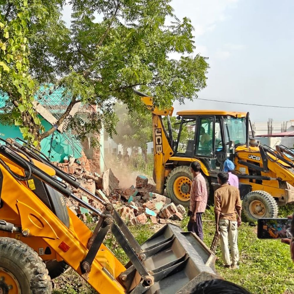 सिंगरौली में PG कॉलेज के पास अतिक्रमण हटा:राजस्व और नगर निगम की टीम ने सरकारी जमीन खाली कराई