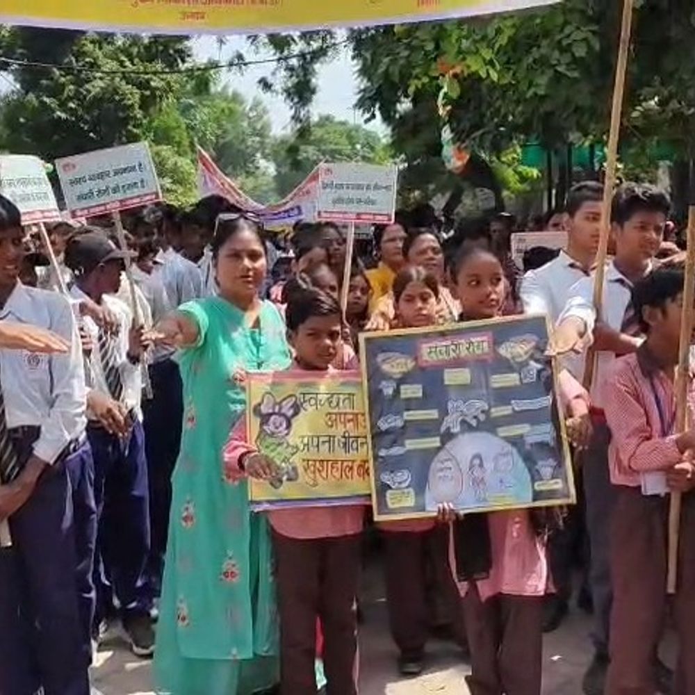 DM ने संचारी रोग अभियान रैली को हरी झंडी दिखाई:उन्नाव में 1 से 31 अक्टूबर तक लोगों को करेंगे जागरूक