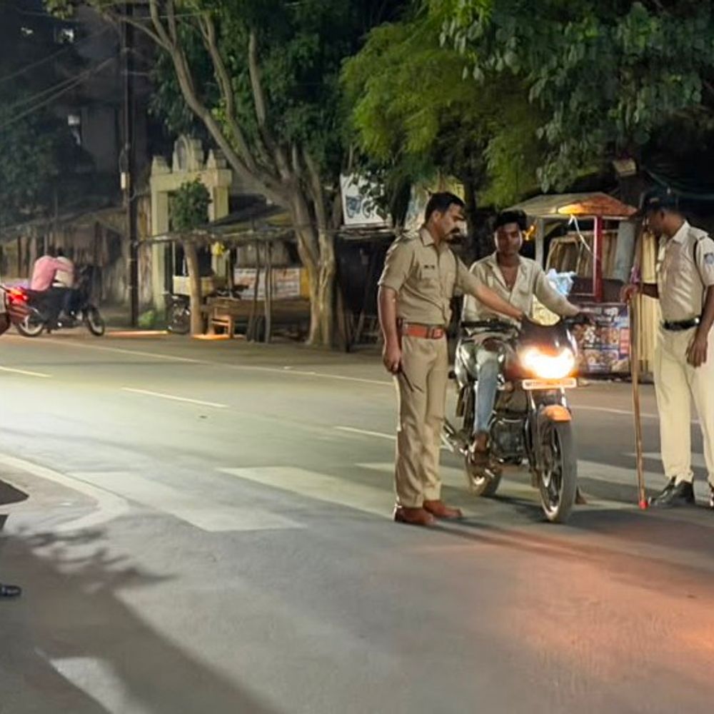 छिंदवाड़ा चौक पर वाहन चेकिंग, 8 चालकों पर कार्रवाई:सिवनी पुलिस ने 50 से ज्यादा वाहन चालकों को नियमों की समझाइश दी
