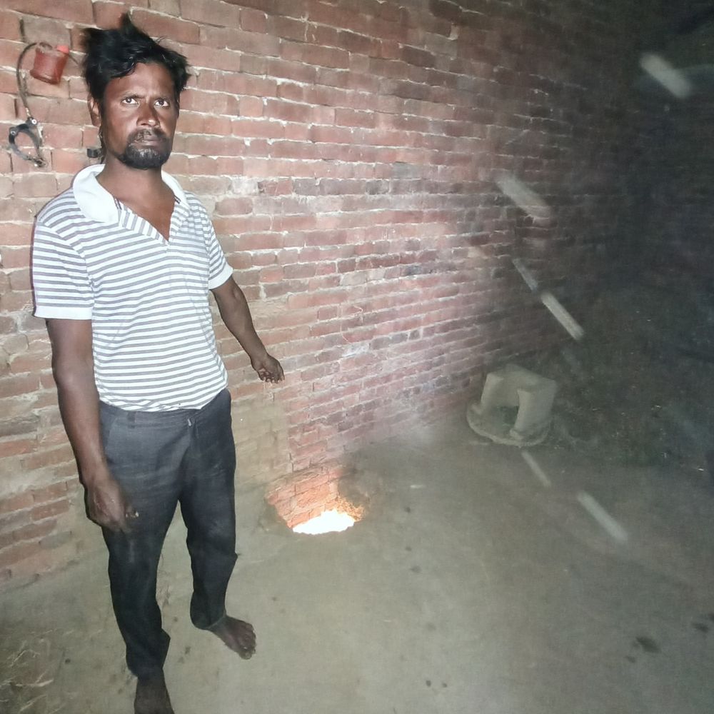 दीवार में सेंध लगाकर लाखों की चोरी:संभल में इलाज और बाइक के लिए रखी रकम लेकर हुए फरार