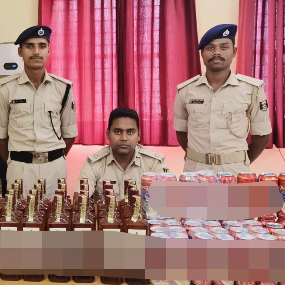 हावड़ा-गयाजी एक्सप्रेस से विदेशी शराब बरामद:उत्पाद पुलिस ने बाथरूम से 2 बोरों में रखी 41 लीटर शराब पकड़ी, तस्कर भागा