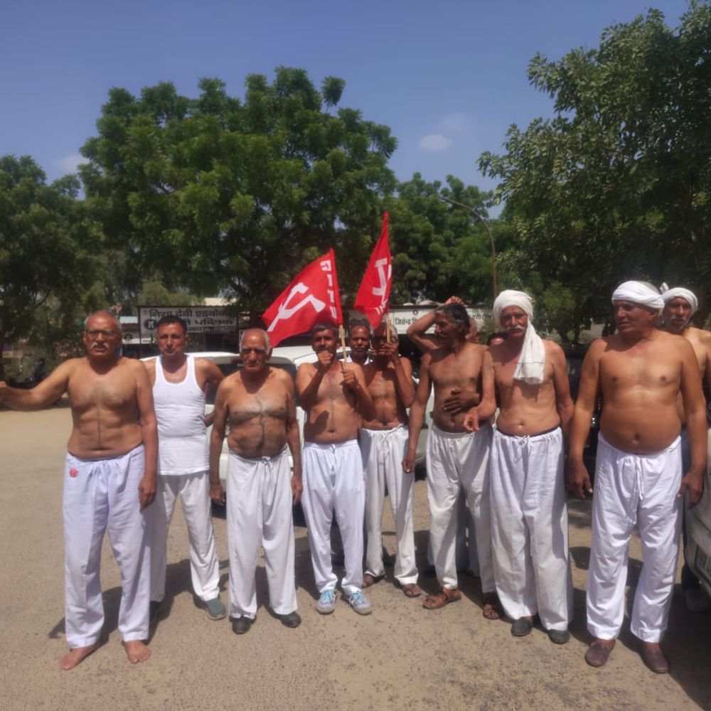 सिवानी मंडी में किसानों ने किया अर्धनग्न प्रदर्शन:एमएसपी पर फसल खरीद की गारंटी, लागत मूल्य से डेढ़ गुणा ज्यादा भाव देने की मांग