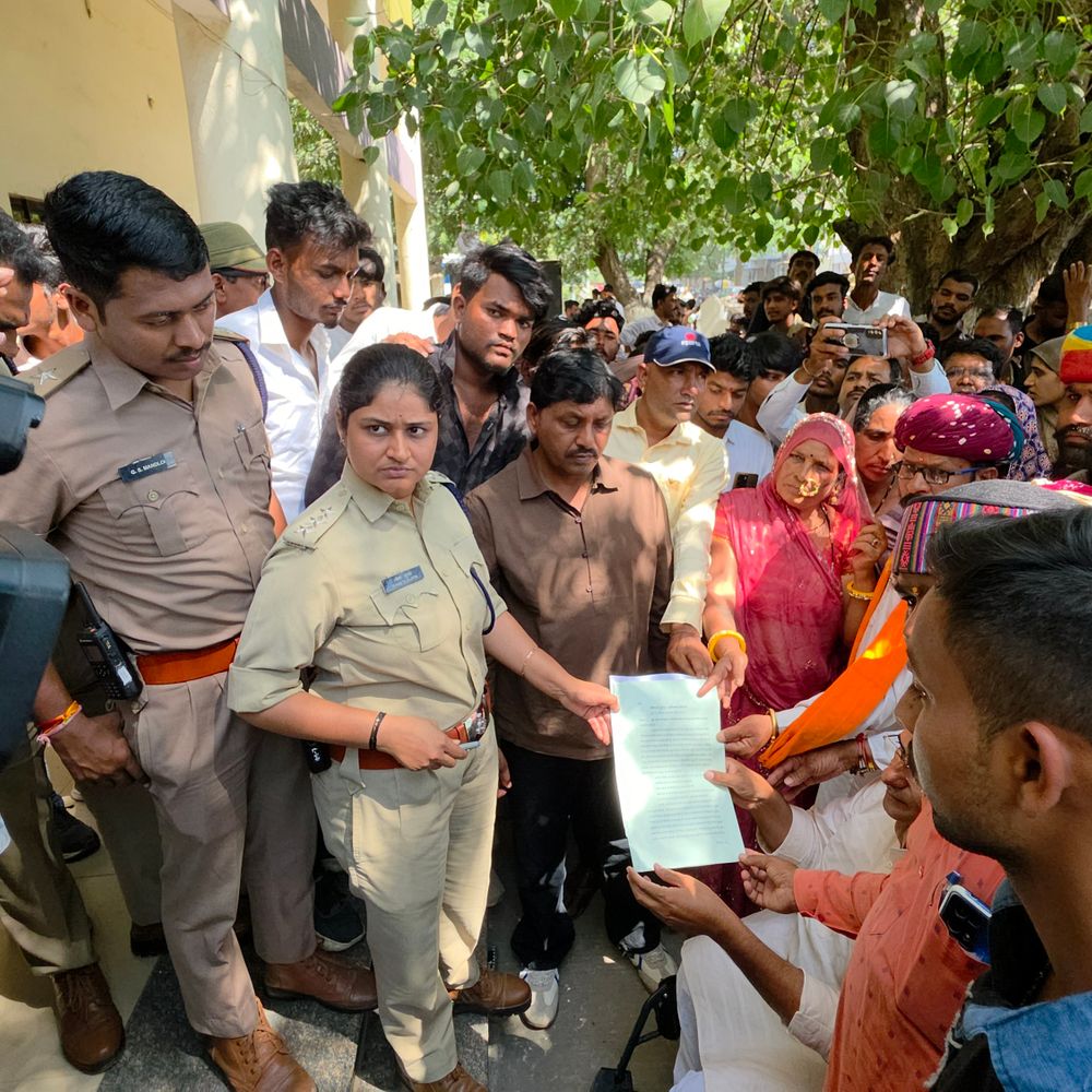 डबल मर्डर के आरोपियों के नाम हटाने की मांग:उज्जैन में बंजारा समाज ने पुलिस पर ₹50 लाख मांगने और मारपीट का आरोप लगाया