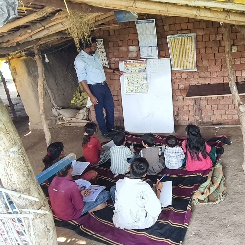 बड़वानी में झोपड़ी में चल रही बच्चों की कक्षाएं:12 साल बाद भी नहीं बना भवन; टीचर बोले-बारिश में पढ़ाने में परेशानी