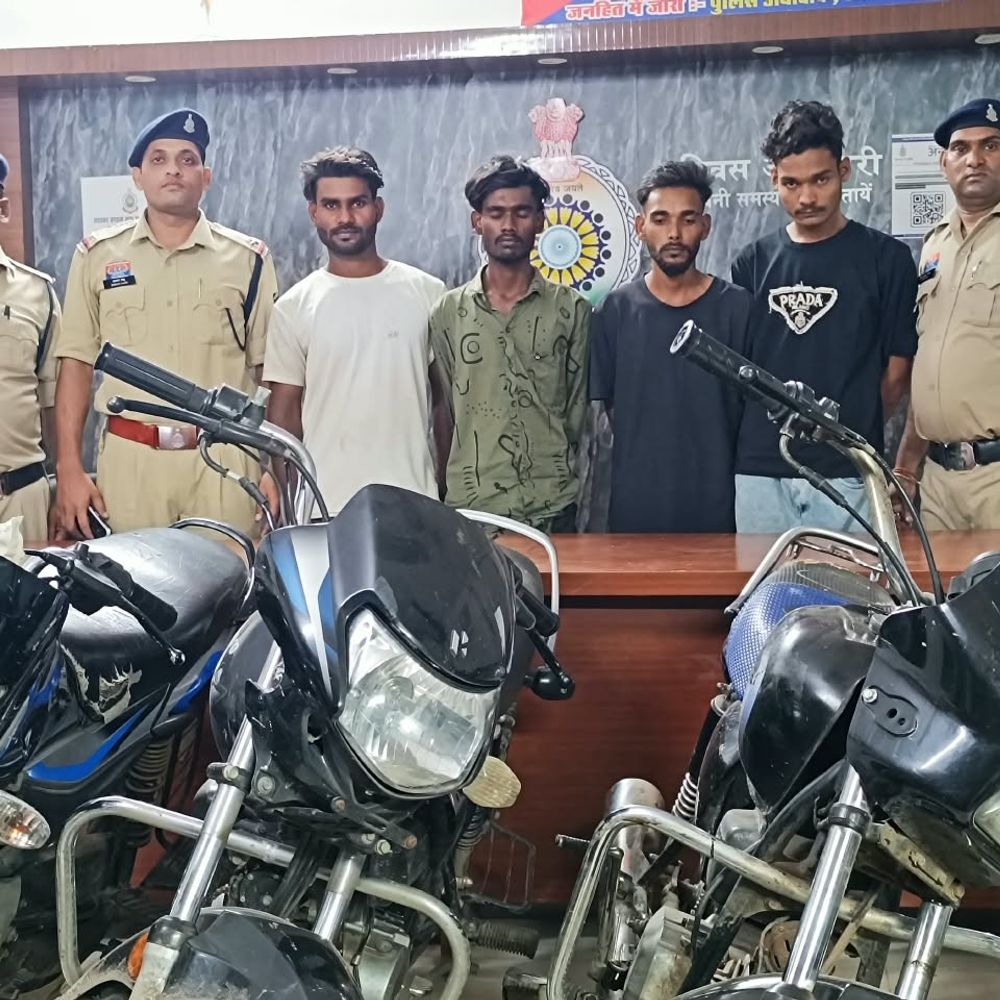 सक्ती में चोरी की बाइक बरामद, 4 आरोपी गिरफ्तार:गोमती अस्पताल के सामने से हुई थी चोरी, खरीद-फरोख्त में भी शामिल थे आरोपी