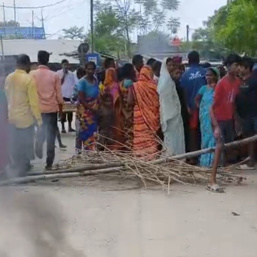 युवक की मौत, ग्रामीणों ने सड़क जाम कर प्रोटेस्ट किया:अस्पताल पर लापरवाही का आरोप, टावर की खराबी ठीक करते समय गई जान