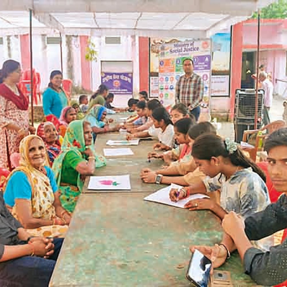 अपनों से दूर बुजुर्गों को एनएसएस वालंटियर्स ने खुलकर दिया अपनापन, बांटा उनका दुख- दर्द
