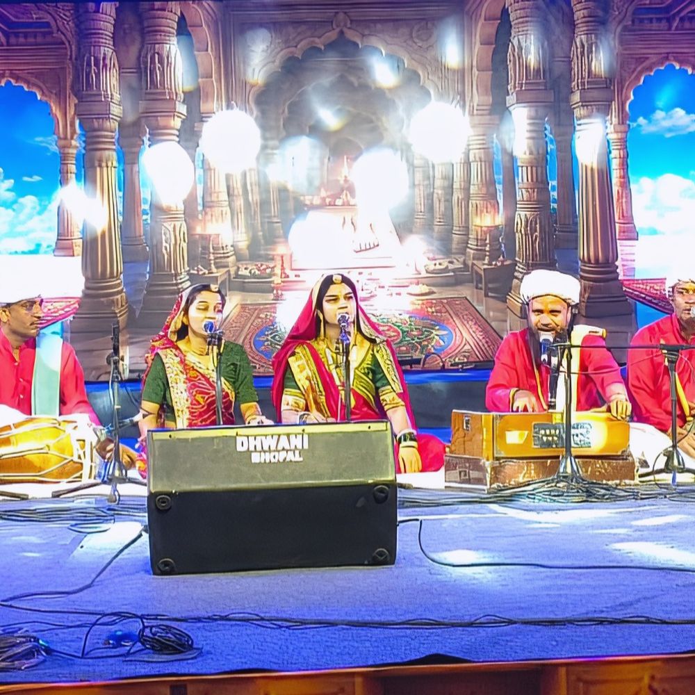 निमाड़ी लोकगायन की तान पर झूमे दर्शक, जनजातीय नृत्यों ने बांधा समां