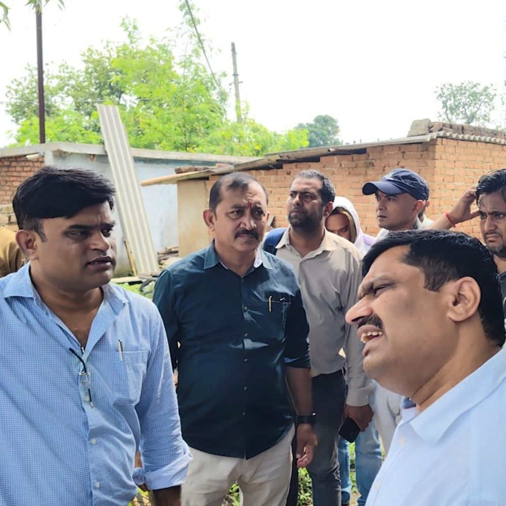 ललितपुर-सिंगरौली रेल लाइन के लिए 8 मकानों पर बुलडोजर चला:केशवाही में प्रशासन-रेलवे ने की संयुक्त कार्रवाई; ग्रामीण बोले- मुआवजा नहीं मिला
