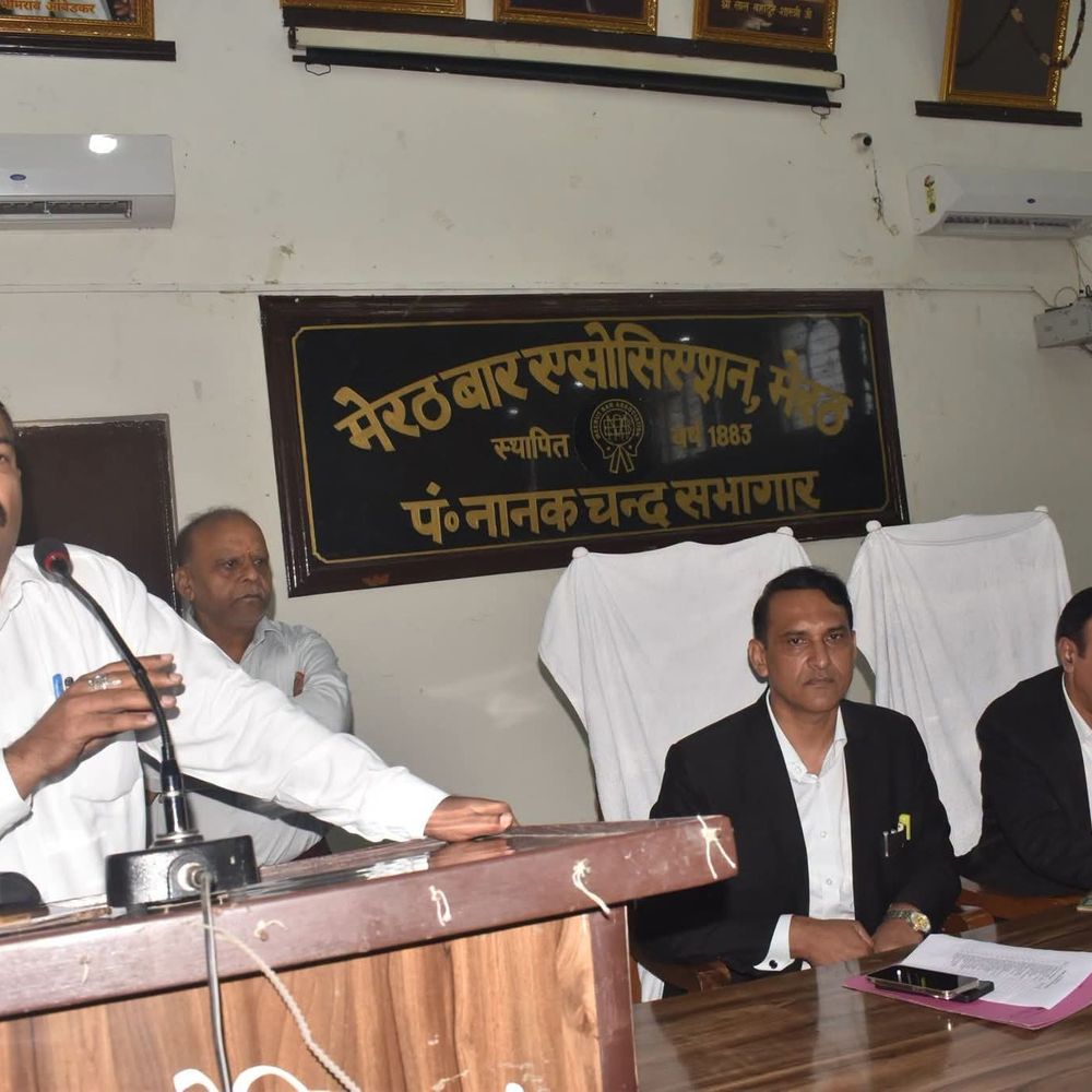 हाईकोर्ट बेंच की मांग पर मेरठ में वकीलों की हड़ताल:कचहरी में काम बंद, लगाए ‘कोर्ट नहीं तो वोट नहीं’ के नारे