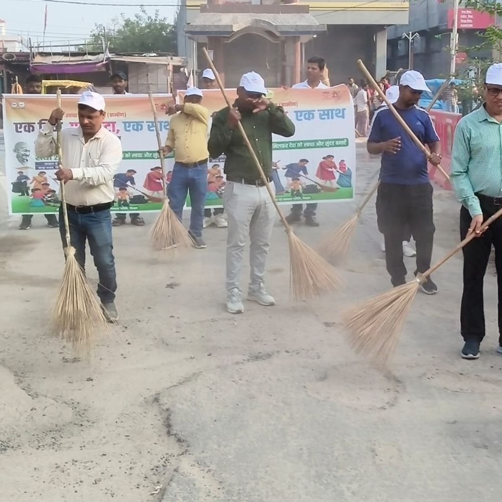 शिवहर के जीरो माइल चौक पर अधिकारियों ने की सफाई:लोगों से सार्वजनिक जगहों पर कचरा नहीं फेंकने की अपील