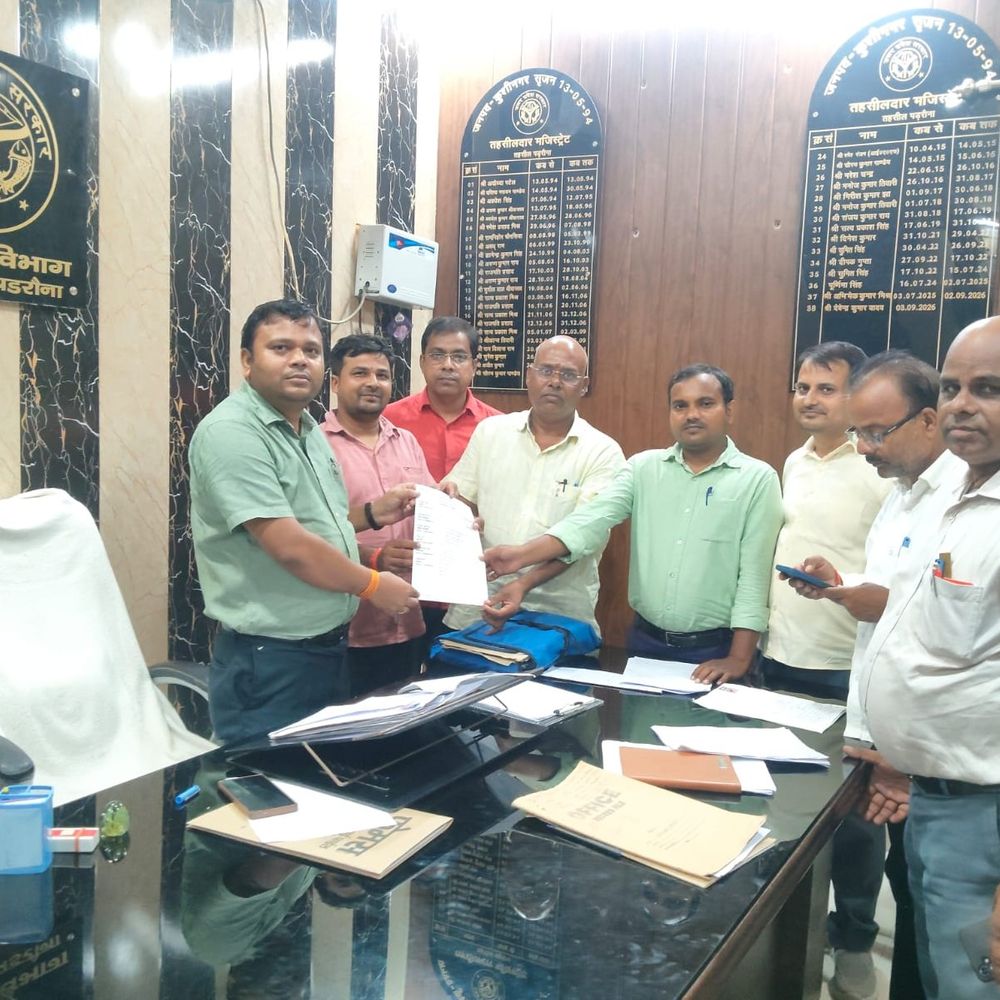 लेखपाल संघ ने तहसील प्रशासन को ज्ञापन:24 अक्टूबर से जिला मुख्यालय पर अनिश्चितकालीन धरने की चेतावनी