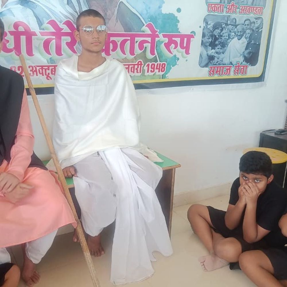गांधी और शास्त्री जयंती मनाई:विद्यार्थियों के लिए चित्रकला, निबंध लेखन, भाषण और वाद-विवाद प्रतियोगिता कराई